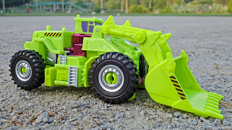Illustration for article titled The Colossal New Transformers Devastator Is Better than the Original